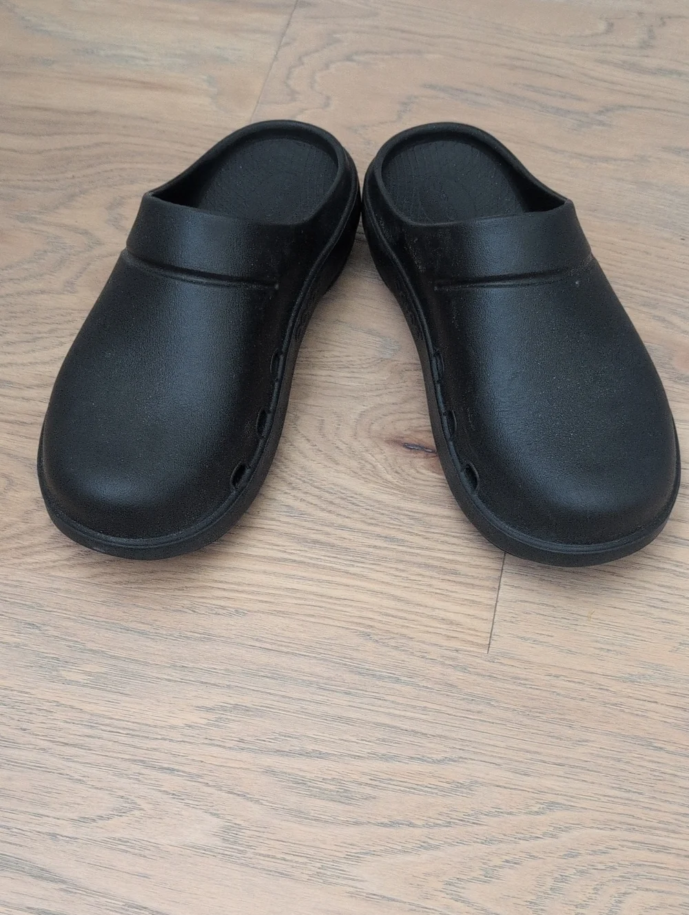 OOFOS Men's Black Slip-On Recovery Clogs Size M 8 W 10 EU41